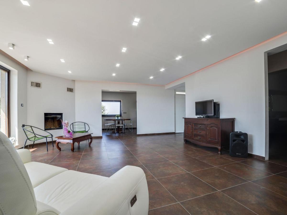 Belvilla By Oyo Modern Villa In Nissoria With Pool Екстер'єр фото